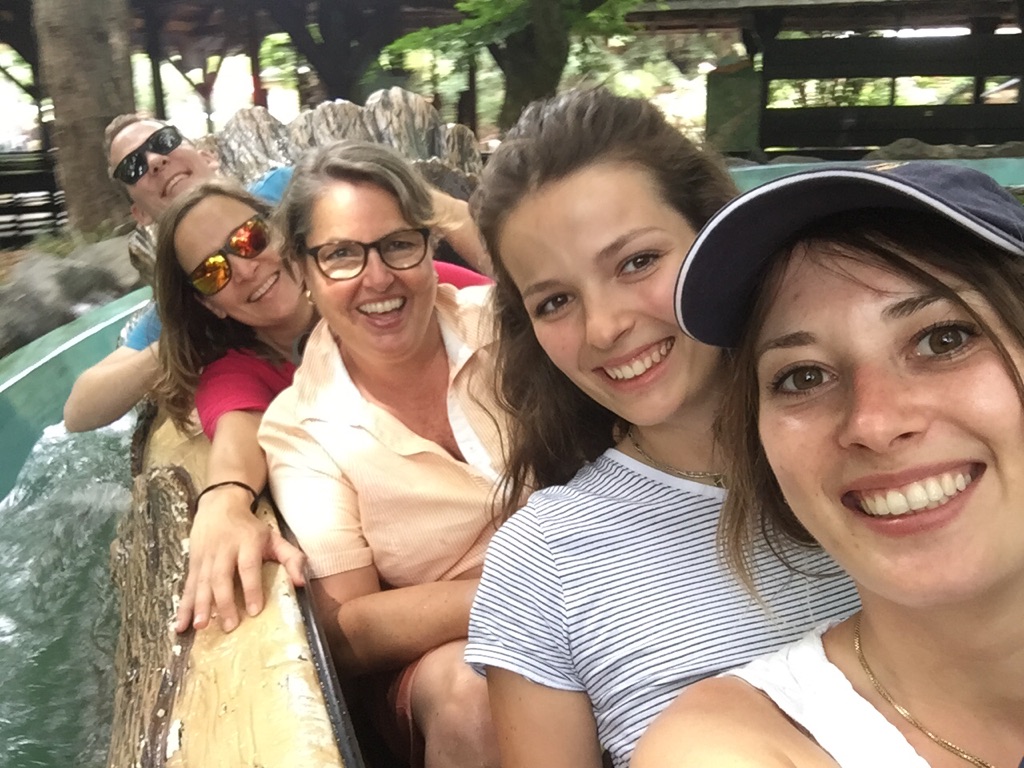 Comperis Team in einer Wildwasserbahn im Europapark